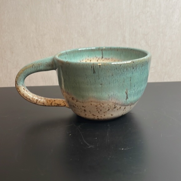 SIGNED Pottery Mug Green Tan Speckled Glaze Beautiful Condition. - Picture 2 of 4